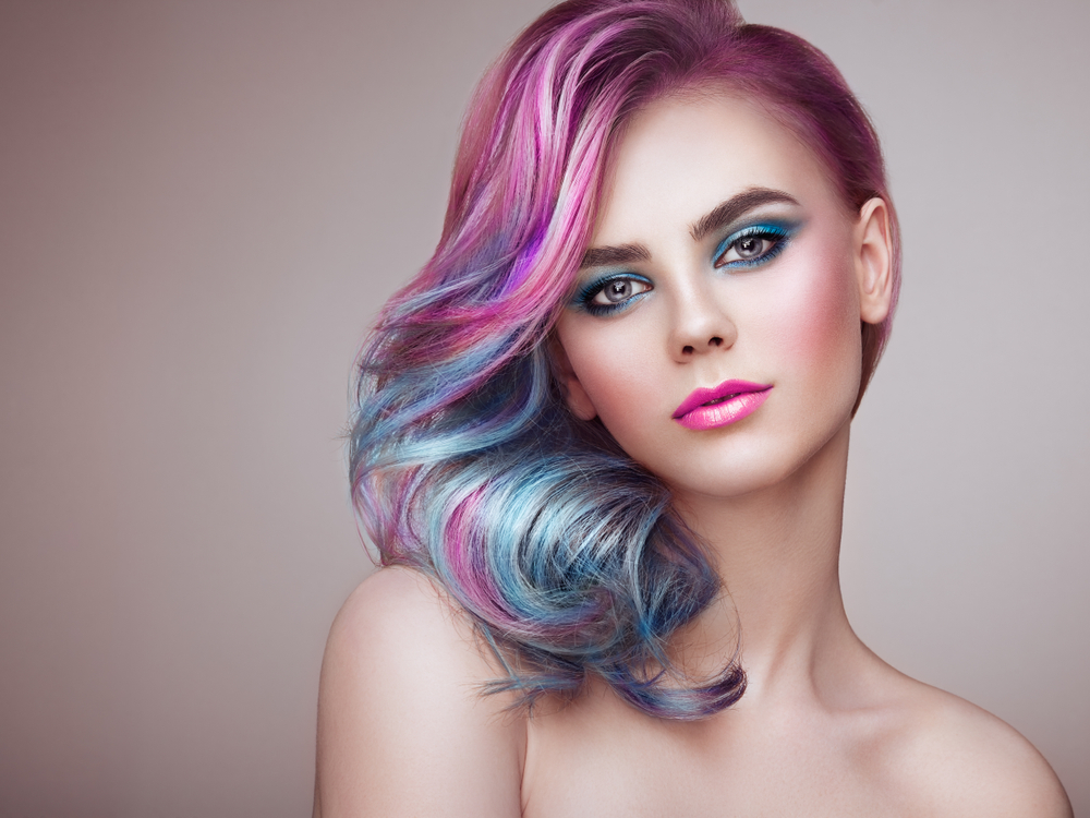 Keratine behandeling voor gekleurd haar: Deze vrouw toont hoe een keratine behandeling haar gekleurde haar gladder en pluisvrij maakt, terwijl de kleur behouden blijft en extra glans krijgt.