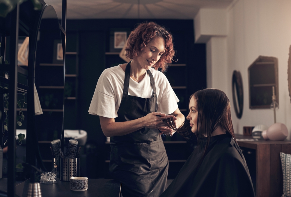 Deze vrouw heeft in de salon een professionele keratine behandeling ondergaan, waardoor haar haar langdurig glad en pluisvrij is geworden.